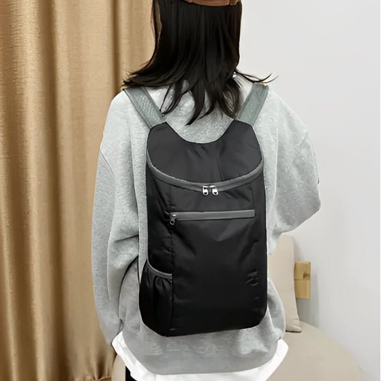 femme avec un sac pliable de voyage léger et résistant
