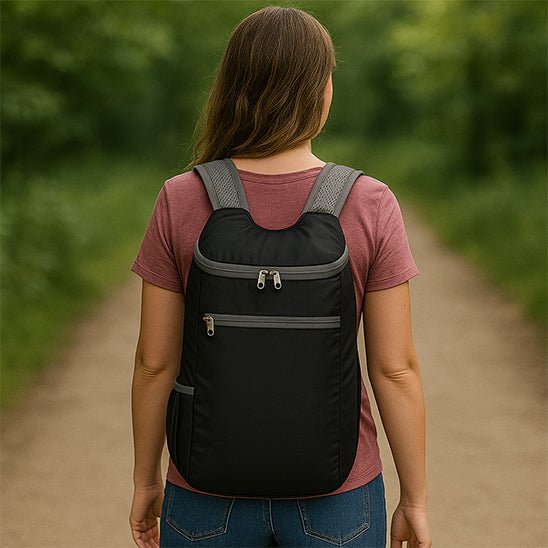 femme en randonnée avec un sac pliable de voyage léger et résistant