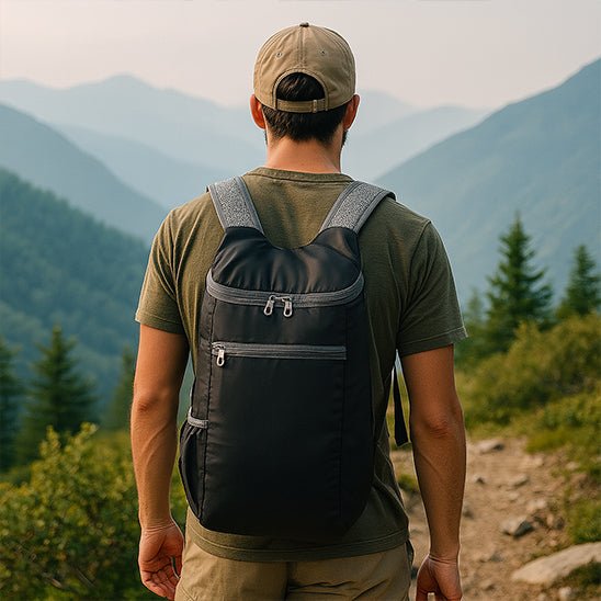 homme avec sac pliable de voyage léger et résistant en montagne