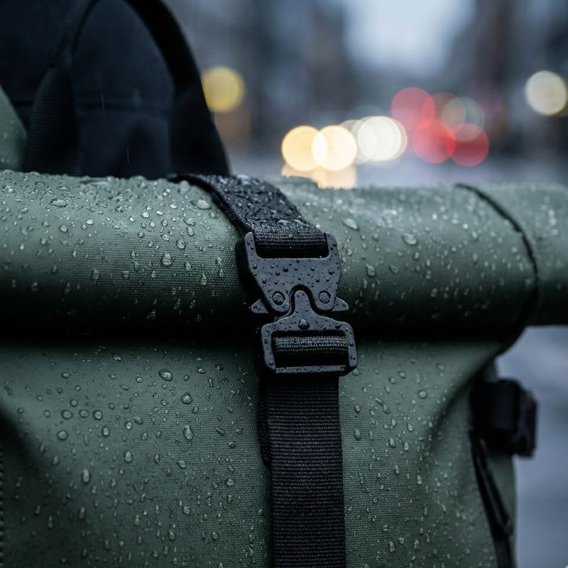 zoom sur sac roll top pour la ville étanche