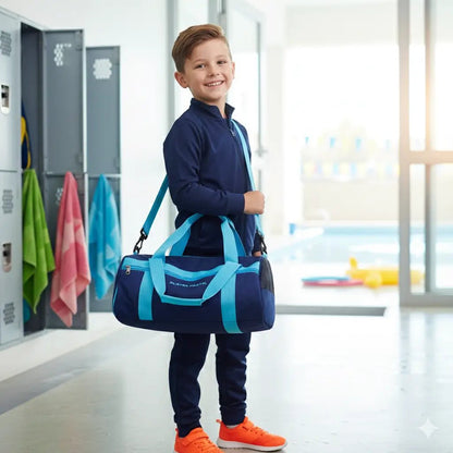 garçon fier dans un vestiaire avec son sac sport enfant étanche bleu