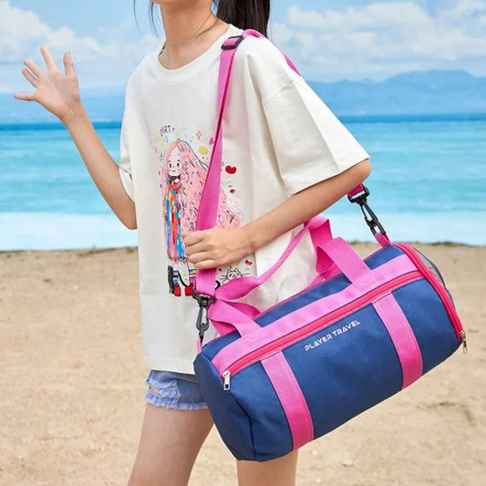 fille avec sac sport enfant étanche piscine en badoulière