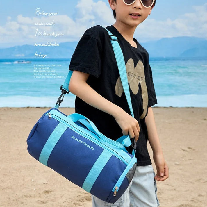 garçon sur la plage avec sac sport enfant étanche piscine bleu