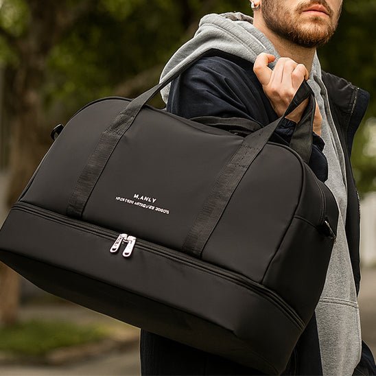 homme avec un sac voyage grande capacité noir