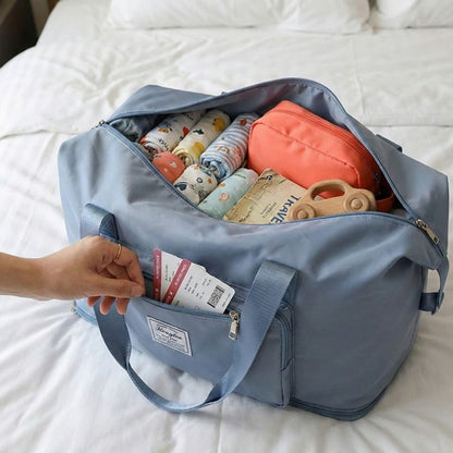 sac voyage ultra leger pliable rempli sur un lit