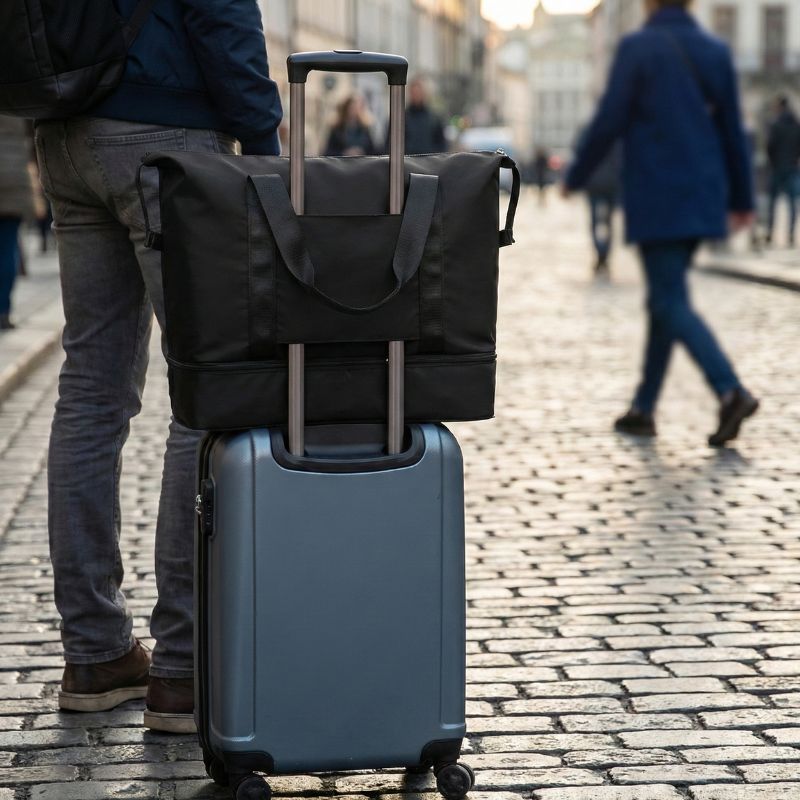 sac voyage ultra leger pliable sur une valise dans la rue