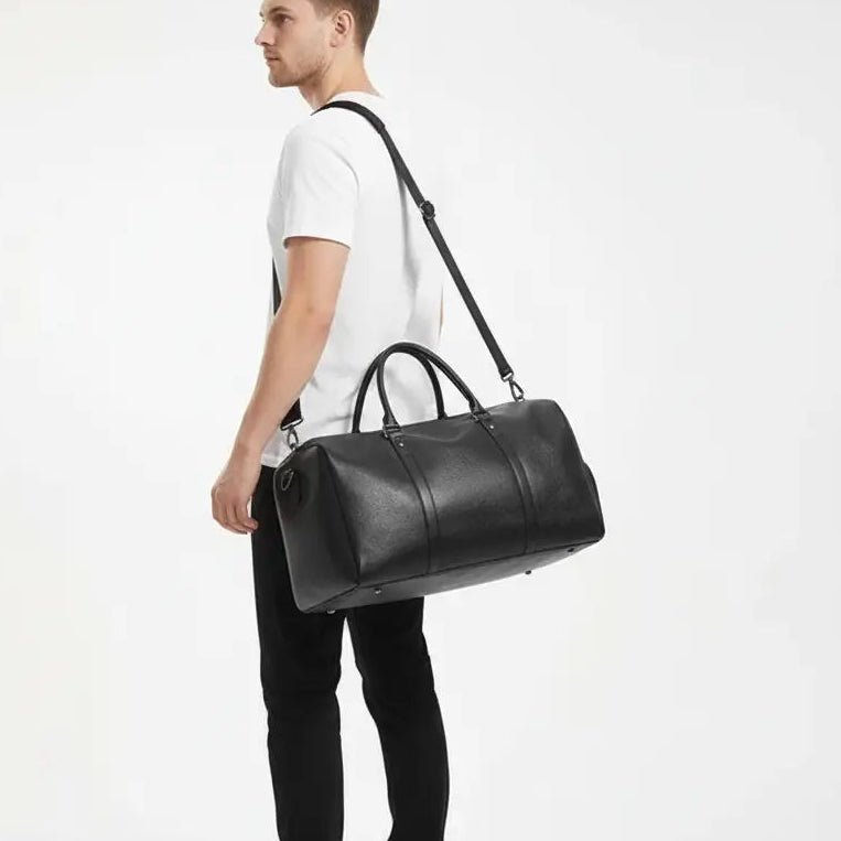 homme avec sac week end cuir retro pratique en bandouliere