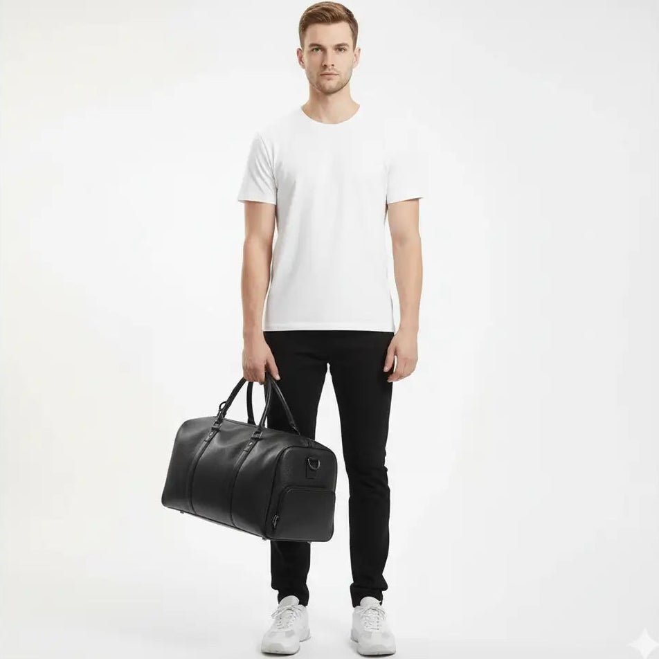 homme debout qui tient sac week end cuir retro