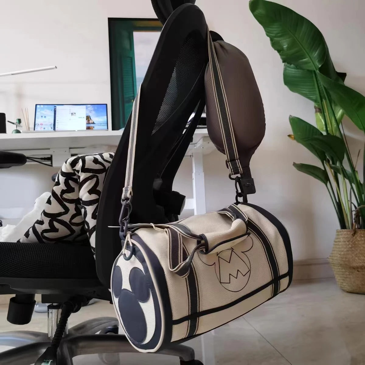 sac week end enfant cartoon sur une chaise