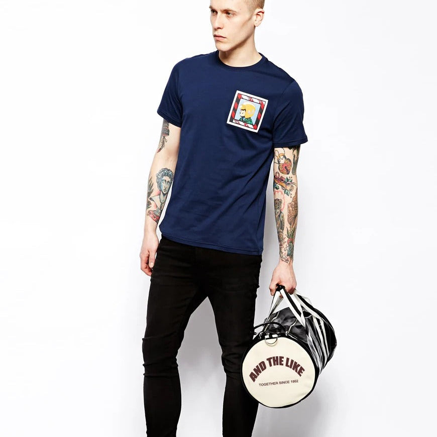 homme avec un sac week end et sport vintage léger