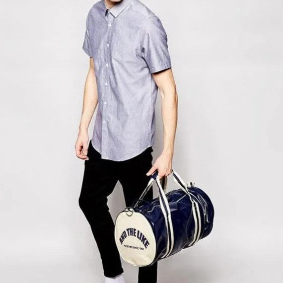 homme qui porte sac week end et sport vintage