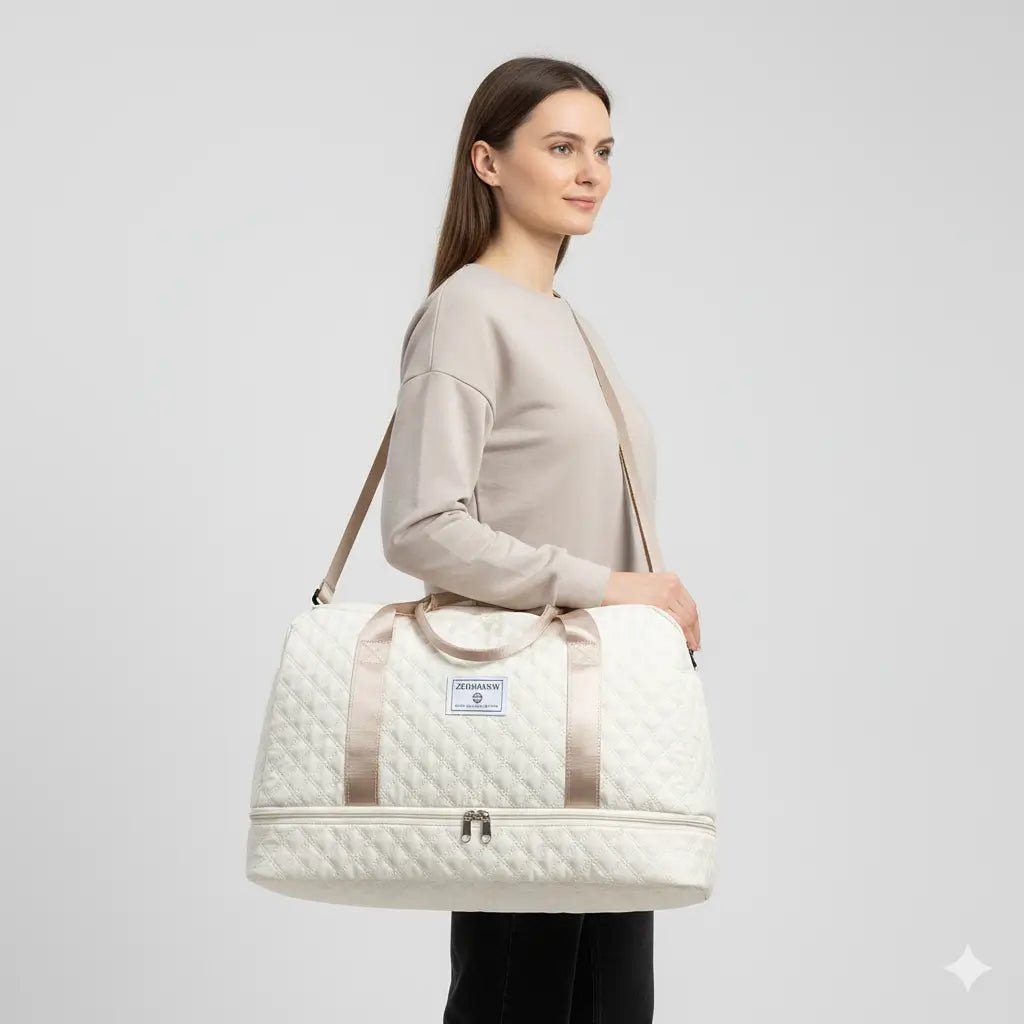 femme avec sac week-end femme léger beige en bandoulière