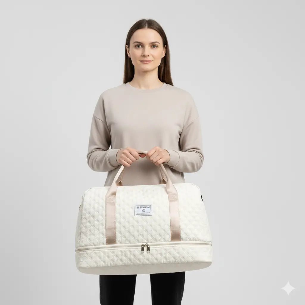 femme qui tient un sac week-end femme léger beige
