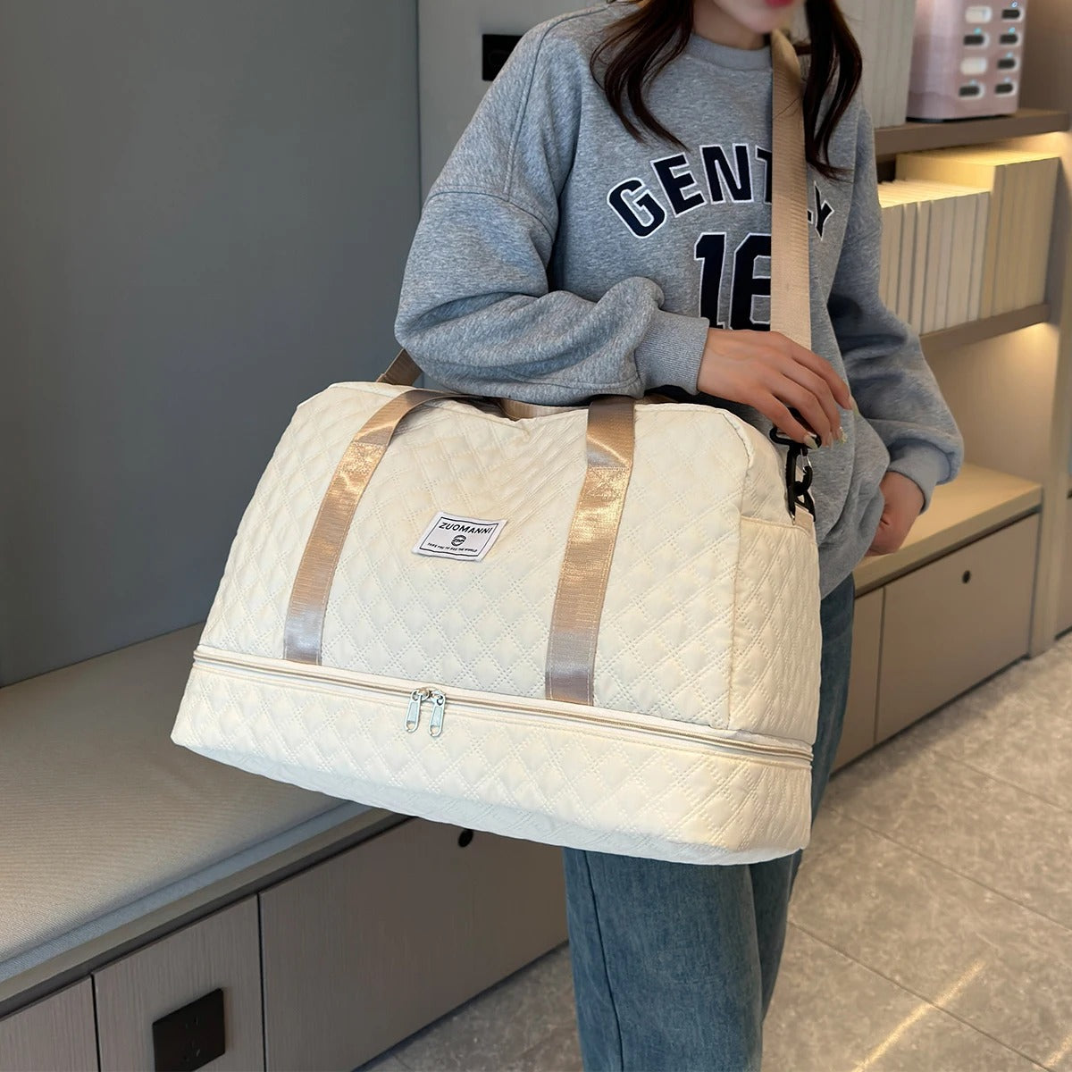 sac weekend femme léger beige portée par mannequin