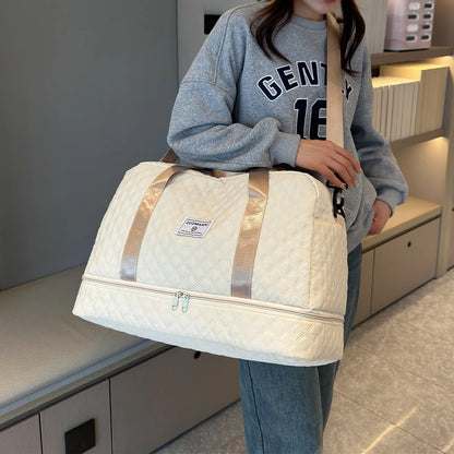 sac weekend femme léger beige portée par mannequin
