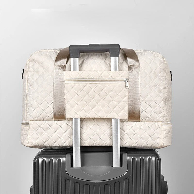 sac weekend femme léger beige sur valise