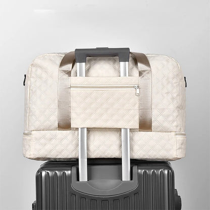 sac weekend femme léger beige sur valise