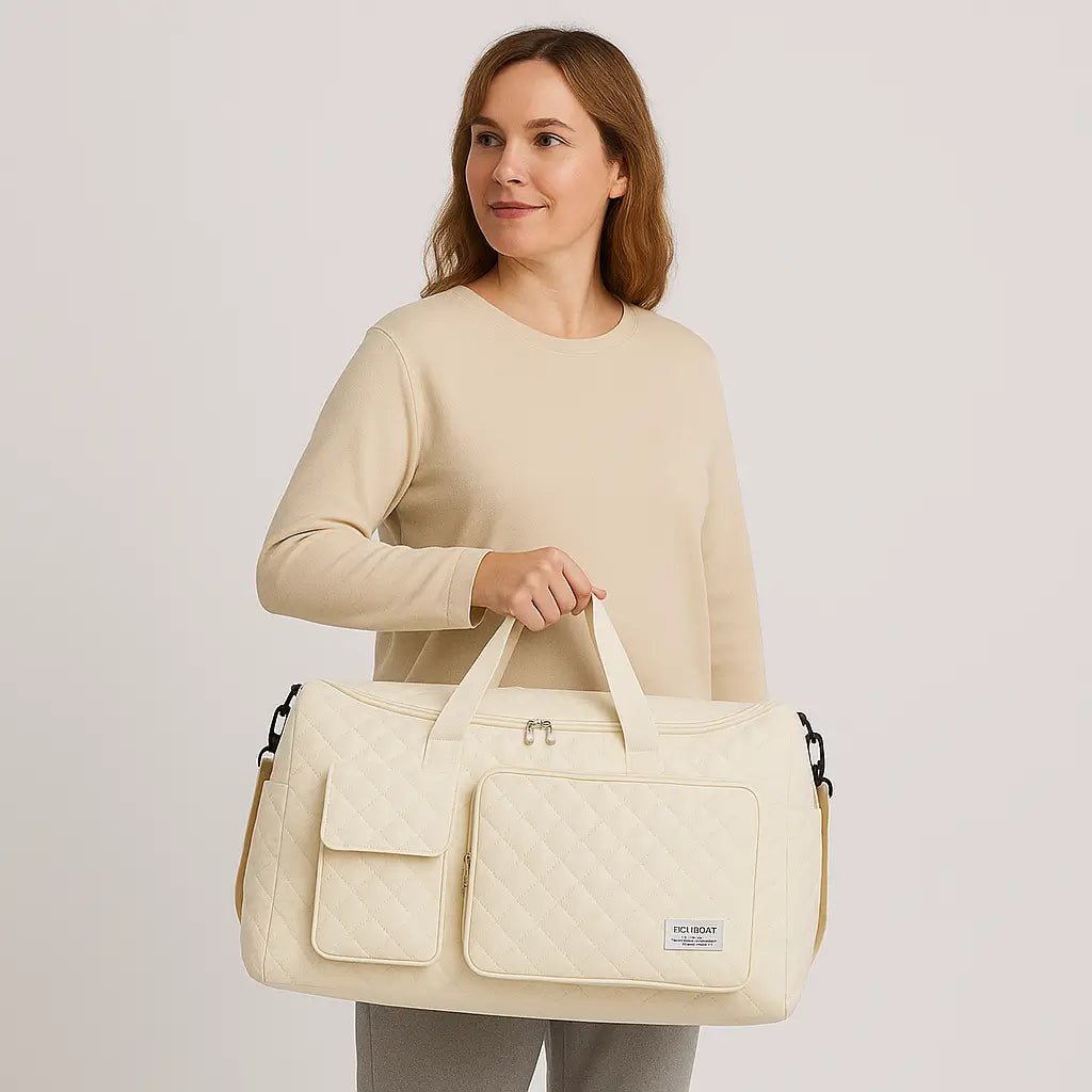 femme qui tient sac week-end matelassé léger