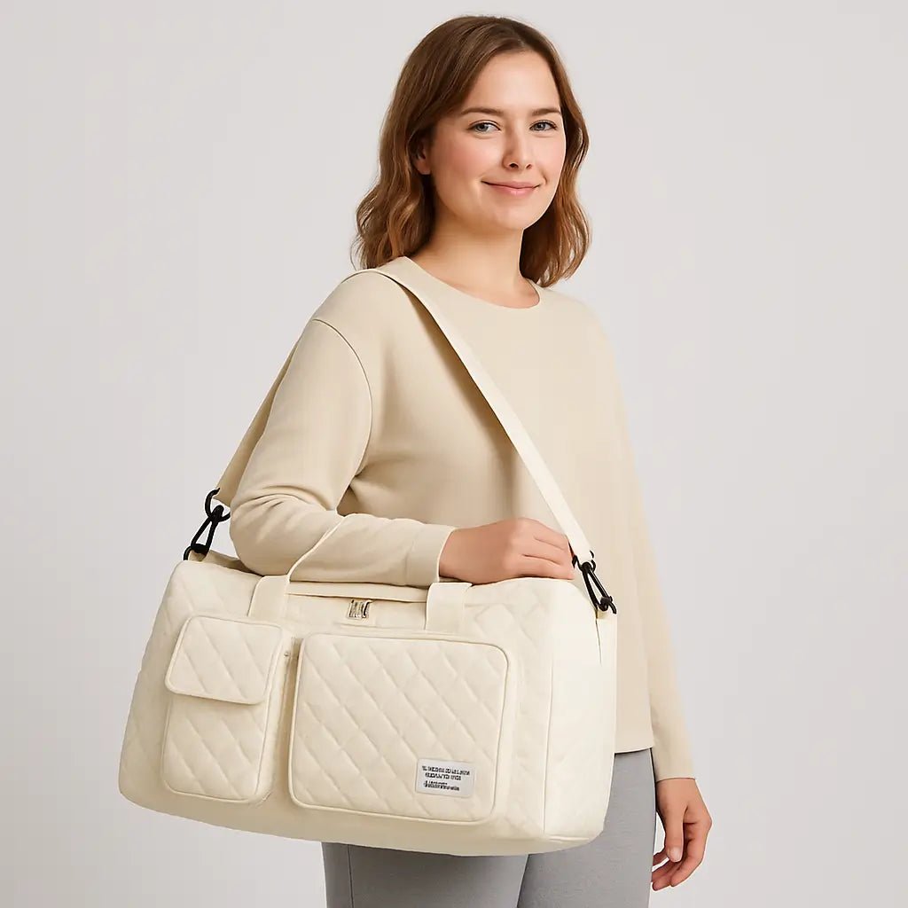 femme avec sac week-end matelassé en bandoulière