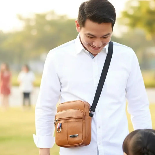 homme souriant avec sacoche en cuir homme