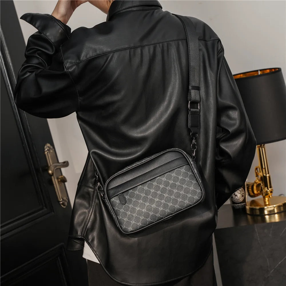 homme avec sacoche homme cuir à carreaux