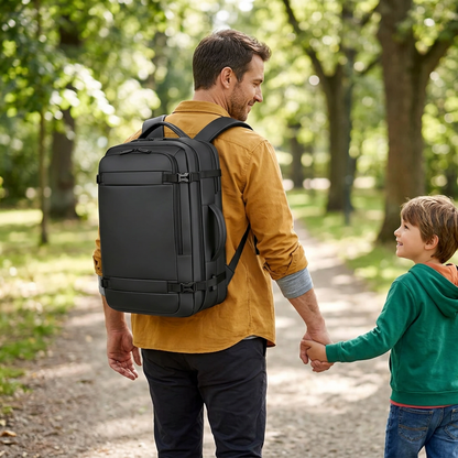 homme dans un parc avec une valise sac à dos extensible