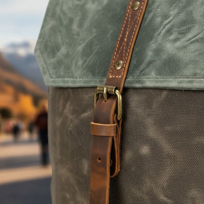 zoom sur un sac à dos roll top vintage vert