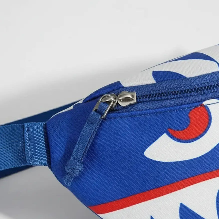 zoom sur fermeture de qualité d'un sac banane garçon requin