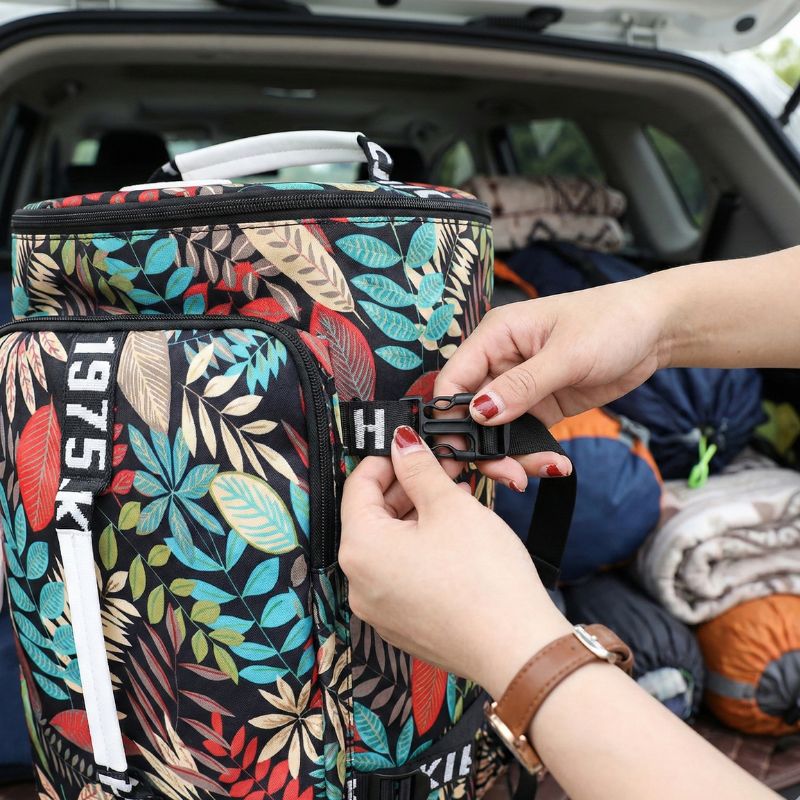 zoom sur sac convertible en sac a dos motif floral devant voiture